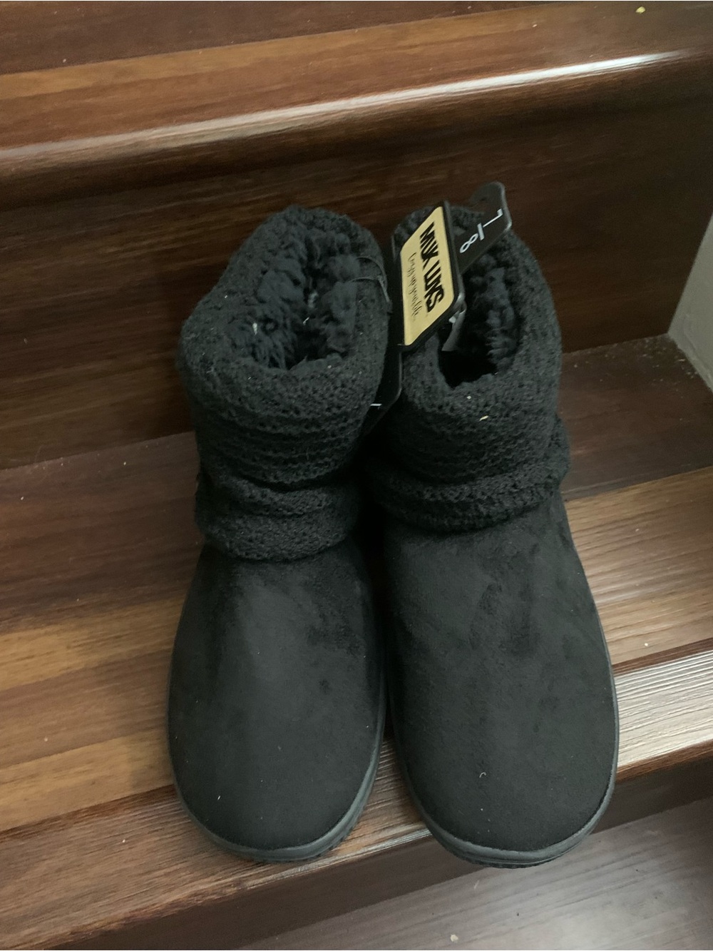 New Woman’s Muk Luks Black Fleece-Lined Ankle Booties. Size 7/8
